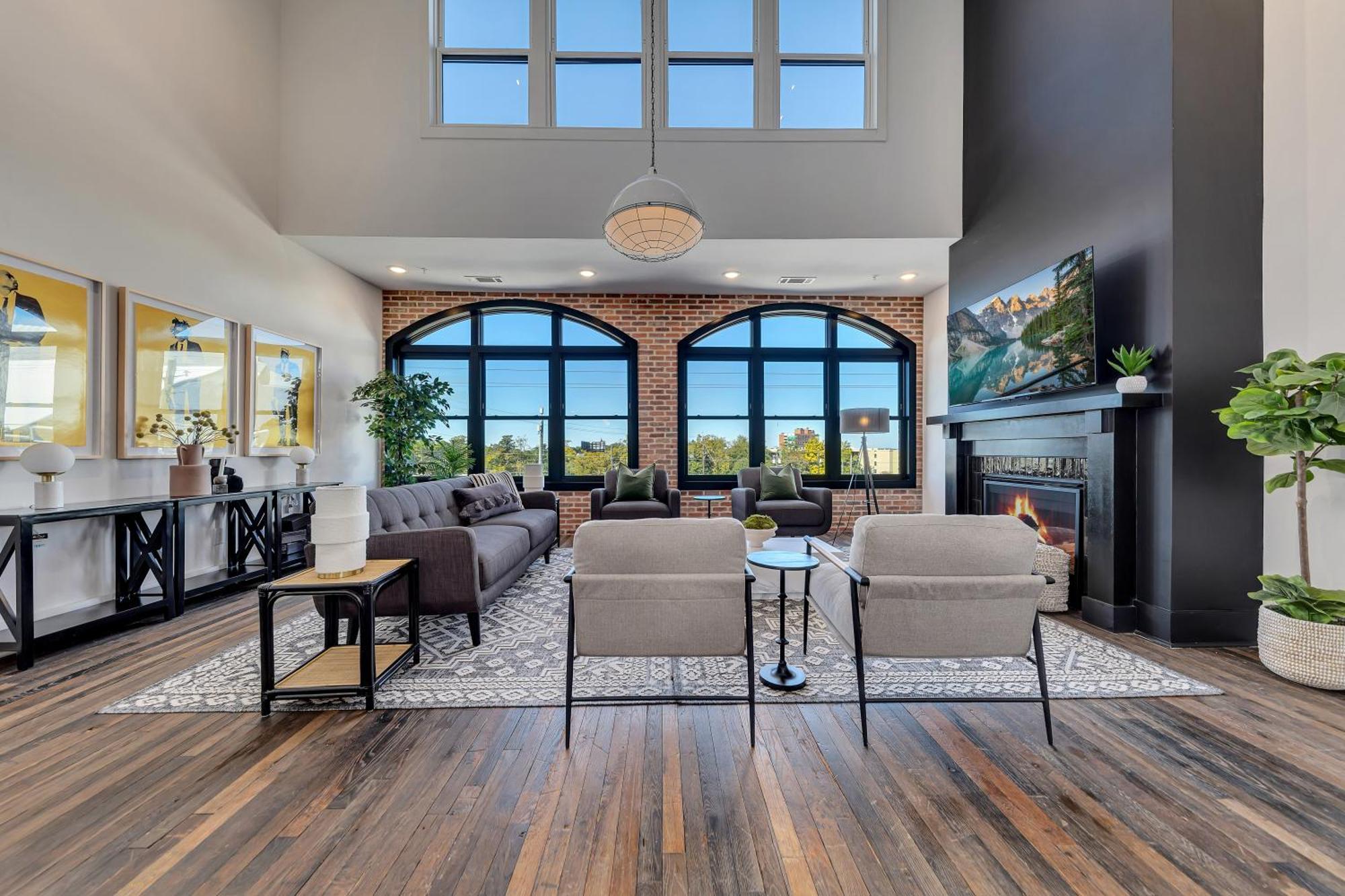 Top Floor Penthouse Lofts Apartment *