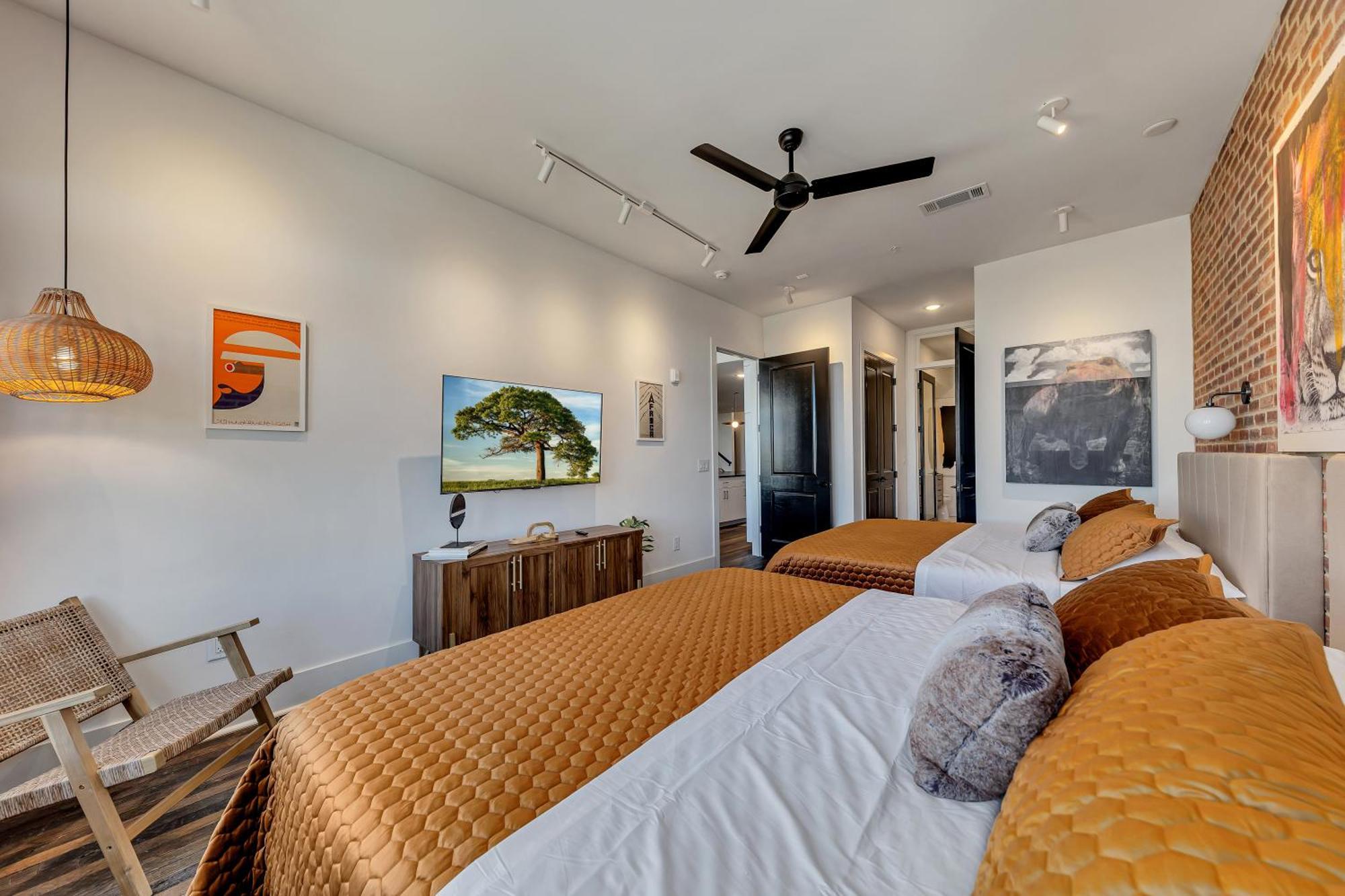Top Floor Penthouse Lofts Apartment *