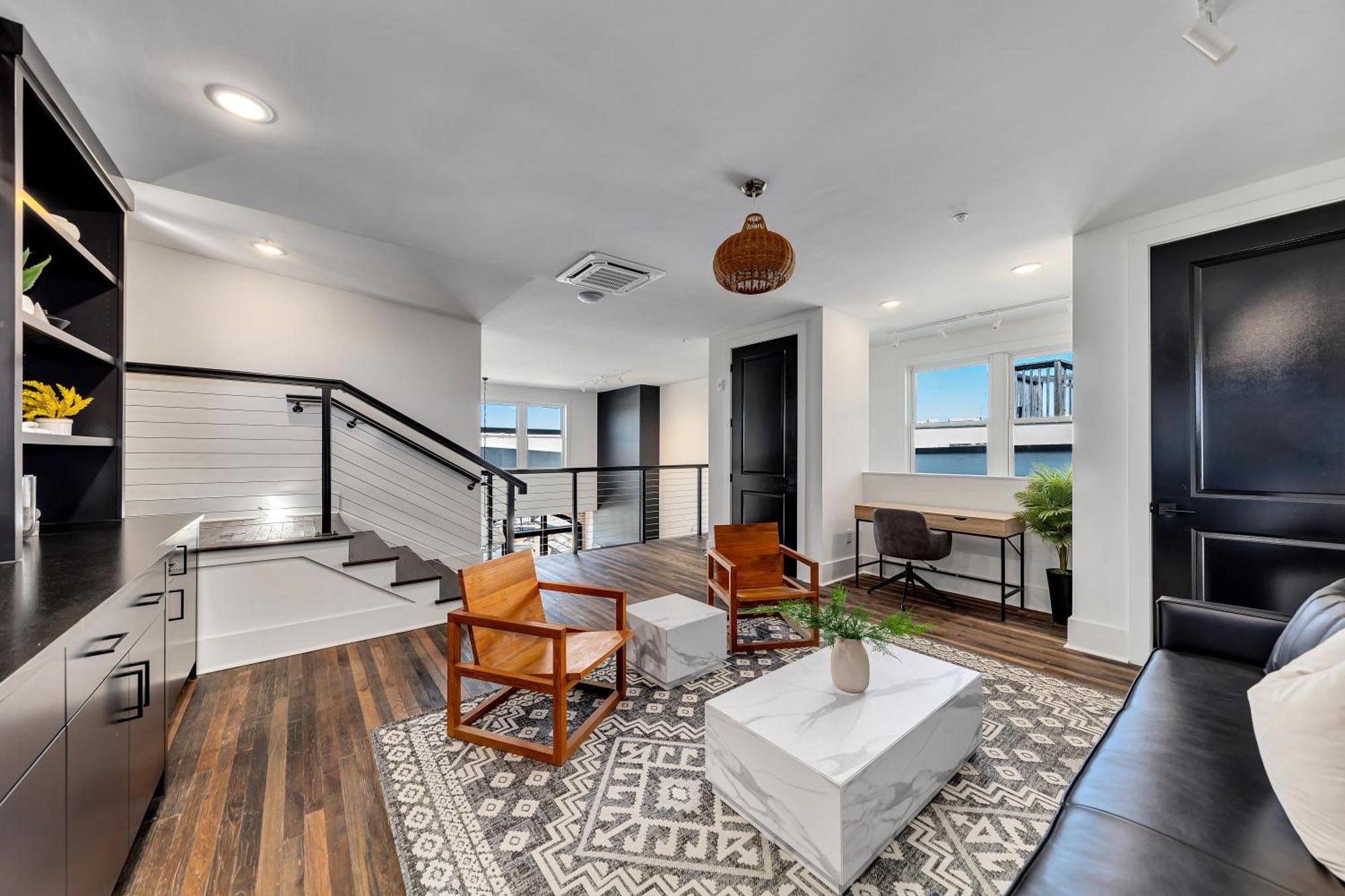 Top Floor Penthouse Lofts Apartment *